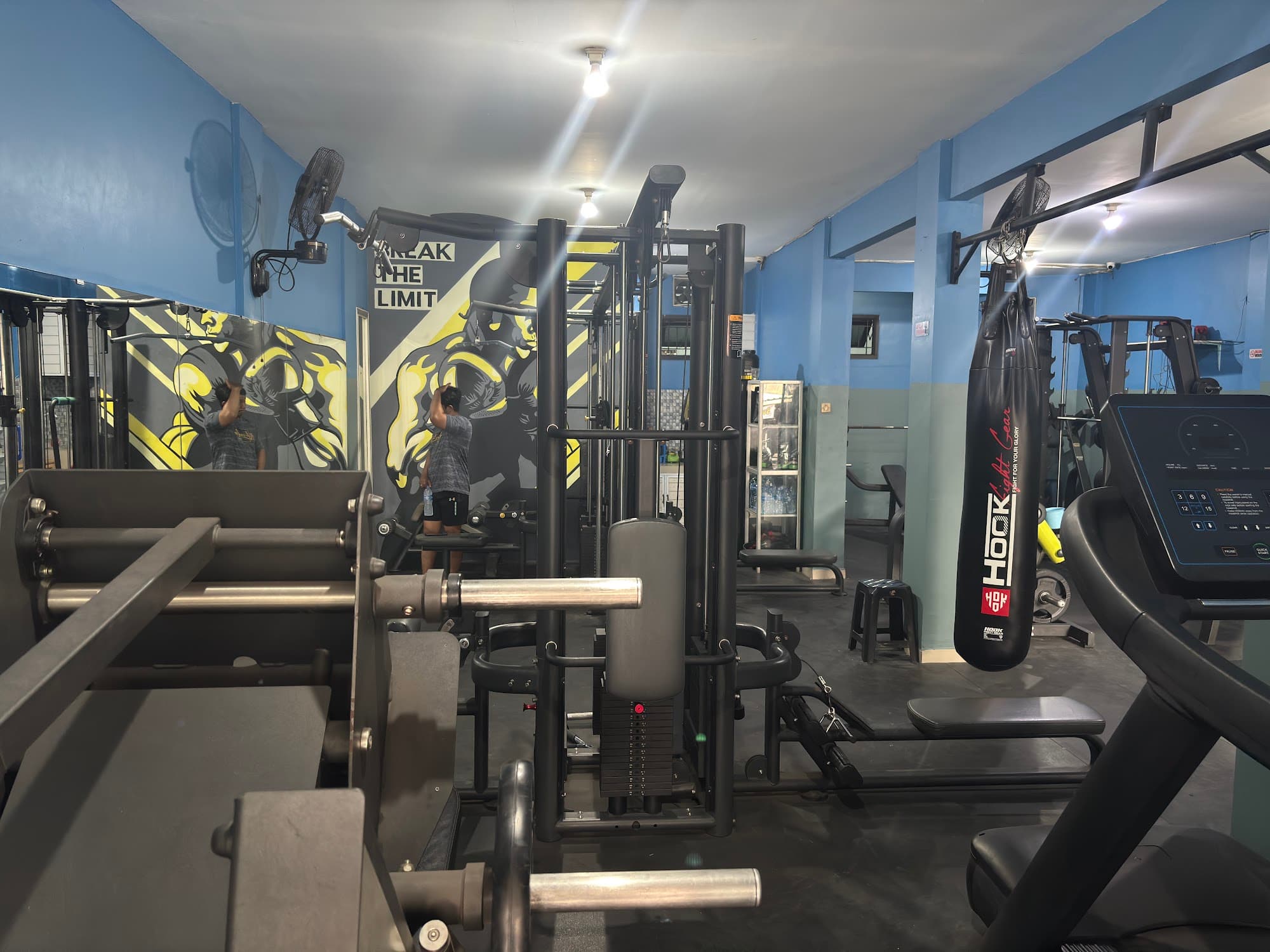 Area latihan dan perlengkapan di Bang Gym