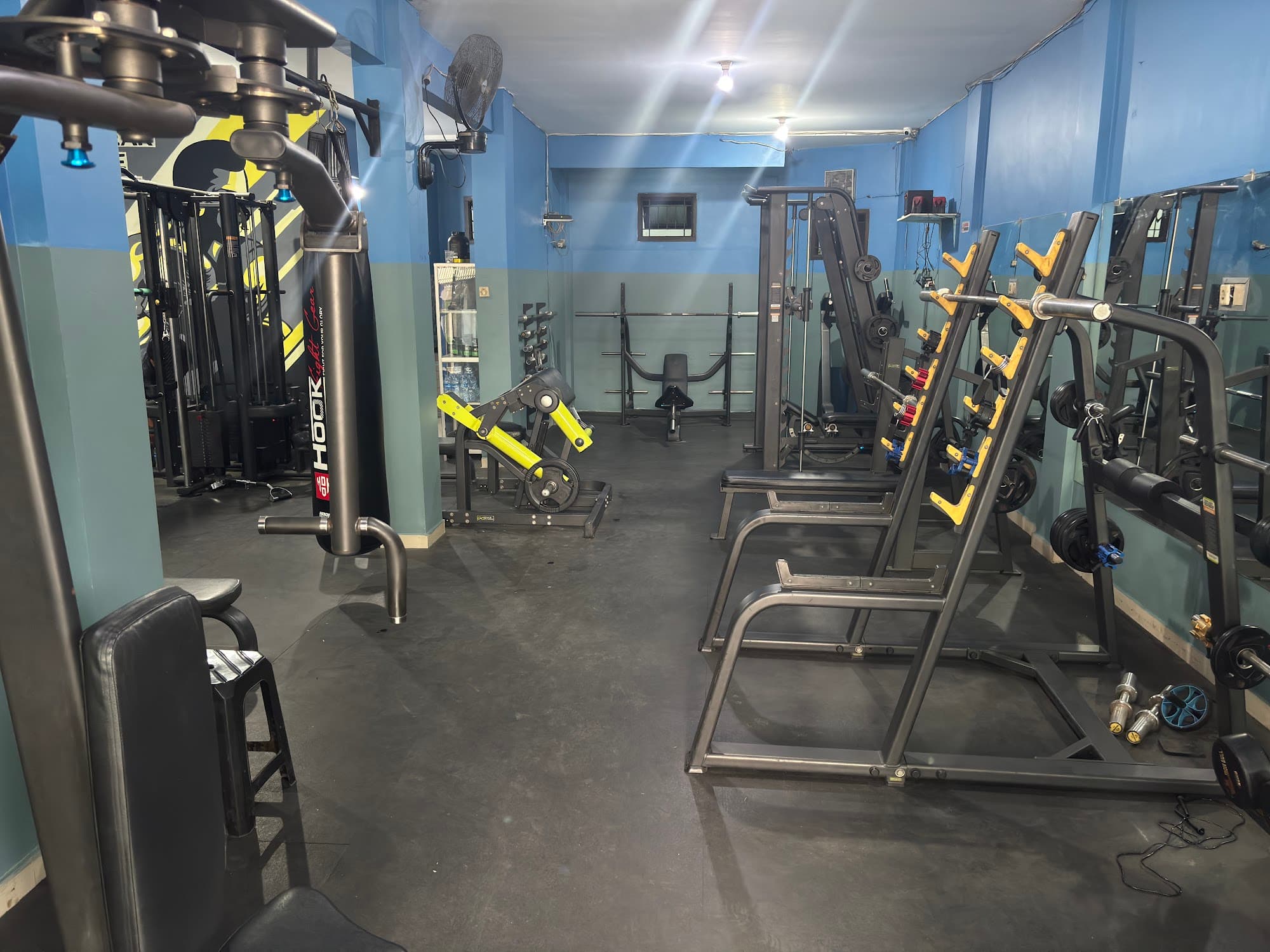 Ruang latihan beban Bang Gym dengan berbagai alat